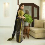 Handcrafted Cotton Batik Saree 2042 - Kaaki green and black saree - Image 2