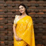 Handcrafted Cotton Batik Saree 2650 - Yellow and white saree - Image 5