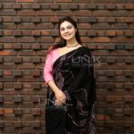 Handcrafted Cotton Batik Saree 2654 - Pink and black saree - Image 4
