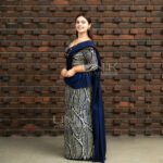 Handcrafted Cotton Batik Saree 2661 -  Navy blue and beige saree - Image 3