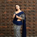 Handcrafted Cotton Batik Saree 2661 -  Navy blue and beige saree - Image 4