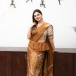 Handcrafted Cotton Batik Saree 2663 -  Warm brown and off white saree - Image 3