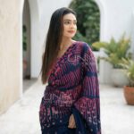 Handcrafted Cotton Batik Saree 24130 - Magenta and blue saree - Image 5