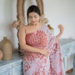 Handcrafted Cotton Batik Saree 2470 - White and peach pink saree - Image 3
