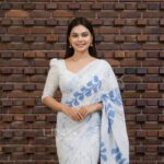 Handcrafted Cotton Batik Saree 2665 - White and blue saree - Image 4