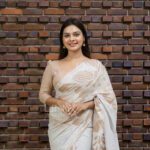 Handcrafted Cotton Batik Saree 2666 - White and light brown saree - Image 4