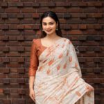 Handcrafted Cotton Batik Saree 2669 - White and orange saree - Image 4