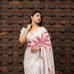 Handcrafted Cotton Batik Saree 2670 - White and pink saree - Image 4
