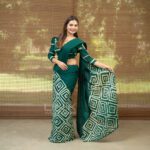 Handcrafted Cotton Batik Saree 2683 - Emerald Green and Beige Saree - Image 2
