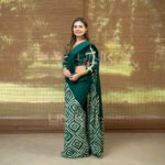 Handcrafted Cotton Batik Saree 2683 - Emerald Green and Beige Saree - Image 3