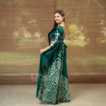 Handcrafted Cotton Batik Saree 2683 - Emerald Green and Beige Saree - Image 4
