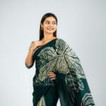 Handcrafted Cotton Batik Saree 2695 - Dark Green and Beige Saree - Image 4