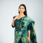 Handcrafted Cotton Batik Saree 2697 - Dark Green and Lime Green Saree - Image 5