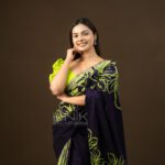 Handcrafted Cotton Batik Saree 26106 - Navy Blue and Lime Green Saree - Image 4