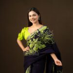 Handcrafted Cotton Batik Saree 26106 - Navy Blue and Lime Green Saree - Image 5
