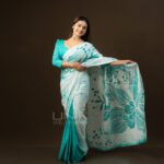Handcrafted Cotton Batik Saree 26107 - Off-White & Turquoise Saree - Image 2