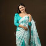 Handcrafted Cotton Batik Saree 26107 - Off-White & Turquoise Saree - Image 4