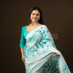 Handcrafted Cotton Batik Saree 26107 - Off-White & Turquoise Saree - Image 5