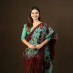 Handcrafted Cotton Batik Saree 26108 - Maroon and Mint Green Saree - Image 4