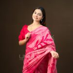 Handcrafted Cotton Batik Saree 26109 - Hot Pink and Light Pink Saree - Image 4