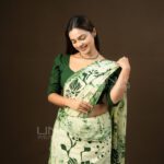 Handcrafted Cotton Batik Saree 26110 - Cream and Dark Green Saree (Orchid Collection) - Image 3
